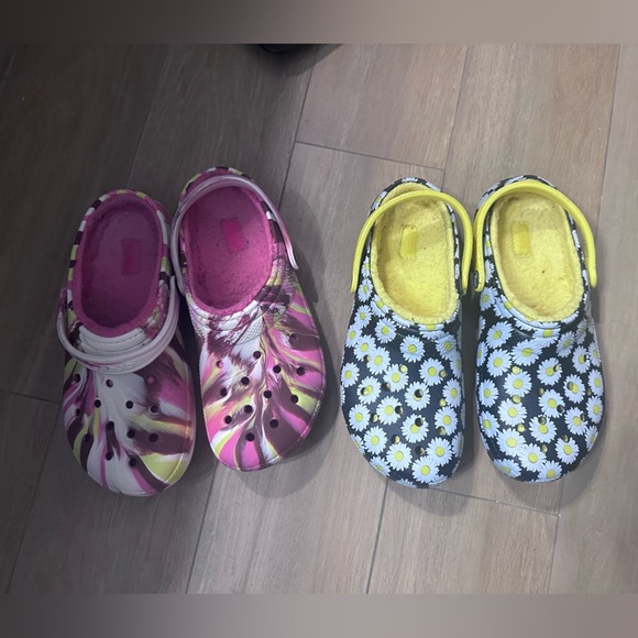 2 Pairs of crocs - Crocs Classic Tie Dye Lined and Yellow Daisy Croc Lined - Picture 1 of 14